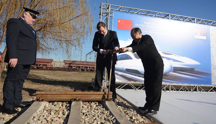 Aleksandar Vučić szerb miniszterelnök és Li Mancsang Kína belgrádi nagykövete Újvidéken, a magyar-szerb-kínai projekt bemutatóján (Fotó: Beta)