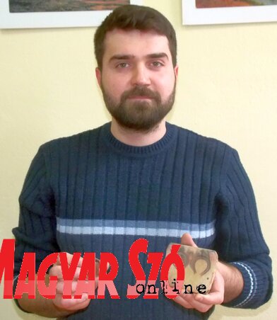 Raško Ramadanski az egyik régészeti lelettel (Horváth Zsolt felvétele) Raško Ramadanski az egyik régészeti lelettel (Horváth Zsolt felvétele)