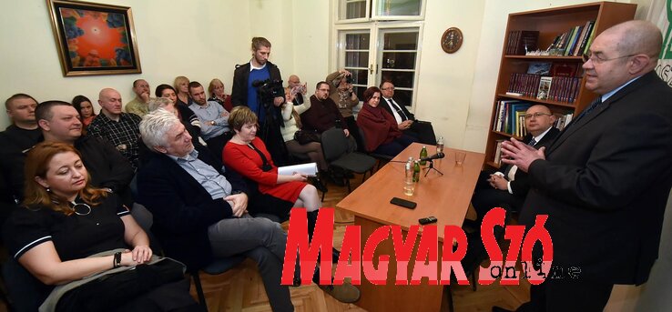 Pásztor a lakossági fórumon (Ótos András felvétele) Pásztor a lakossági fórumon (Ótos András felvétele)