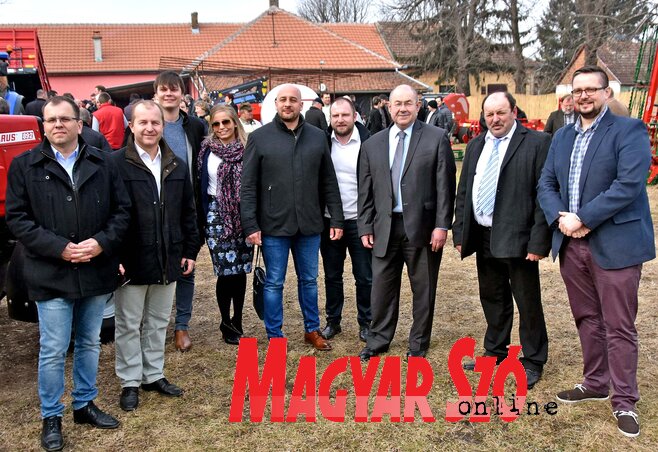 Csoportkép a művelődési otthon udvarán (Gergely Árpád felvétele) Csoportkép a művelődési otthon udvarán (Gergely Árpád felvétele)