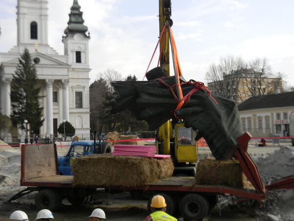 A Győzelem-szobor eltávolítása és szállítása súlyos gondot jelentett a kivitelezőnek (Fotó: Fehér Rózsa)