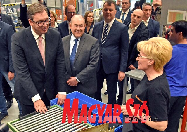 A kormányfő elbeszélgetett a dolgozókkal (Fotó: Gergely Árpád) A kormányfő elbeszélgetett a dolgozókkal (Fotó: Gergely Árpád)
