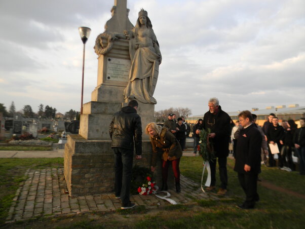 Törökbecsén a Hungária-szobornál tartották meg a megemlékezést (Fotó: Fehér Rózsa)
