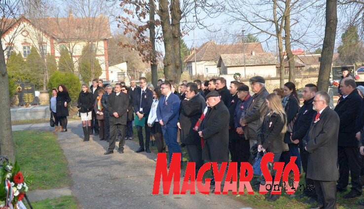 Megemlékezés a Nagytemetőben (Szecsei Csaba felvétele) Megemlékezés a Nagytemetőben (Szecsei Csaba felvétele)