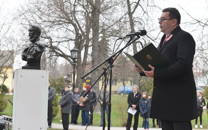 Pintér Attila belgrádi magyar nagykövet mond beszédet a Kossuth-szobornál (Ótos András felvétele) Pintér Attila belgrádi magyar nagykövet mond beszédet a Kossuth-szobornál (Ótos András felvétele)