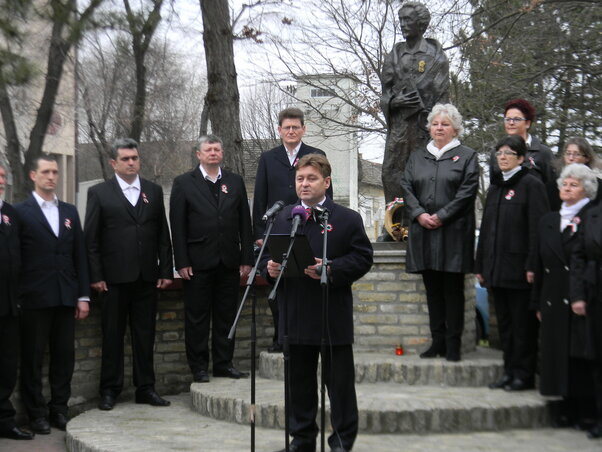 Óbecsén hatodik éve annak, hogy a Petőfi-szobornál ünneplik március 15-ét (Fotó: Fehér Rózsa)