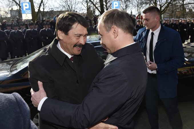 Adrzej Duda lengyel államfő fogadja Áder János köztársasági elnököt (Fotó: MTI)