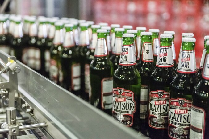 Az Igazi Csíki Sör betiltásáról hozott január végi ítélet óta a sörfőzde Igazi Tiltott Sör néven gyártja a sört (Fotó: MTI)
