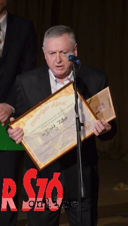 Dr. Deák Tibor, a falu új díszpolgár (Lakatos János felvétele) Dr. Deák Tibor, a falu új díszpolgár (Lakatos János felvétele)