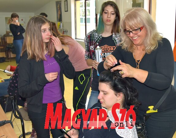 Kothenc Éva tanárnő a frizurakészítés fogásait mutatja (Gergely József felvétele)