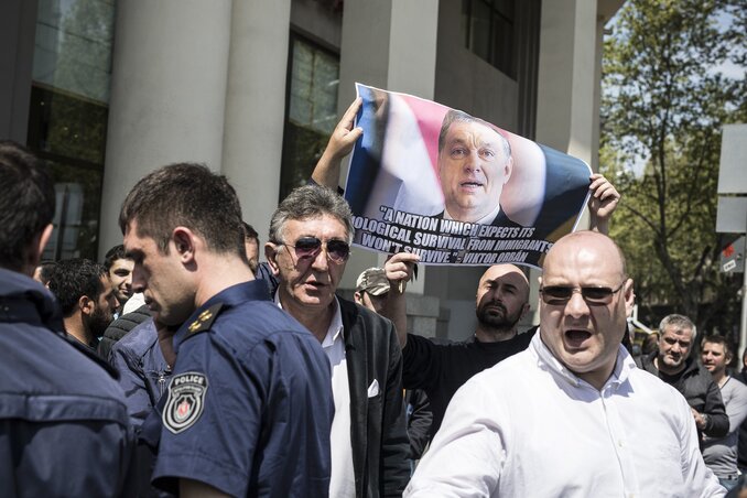 Orbán Viktor mellett demonstrálók (Fotó: MTI)