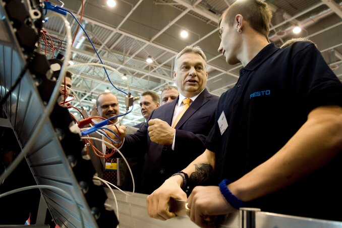 A miniszterelnök egy mechatronikai technikus versenyzővel beszélget (Fotó: MTI)