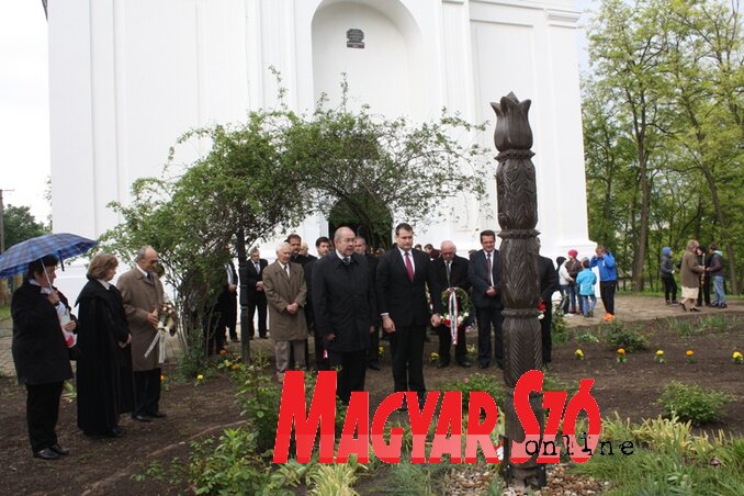 Az ünnepséget záró koszorúzás a templomkertben (Kazincy Paszterkó Diana felvétele) Az ünnepséget záró koszorúzás a templomkertben (Kazincy Paszterkó Diana felvétele)