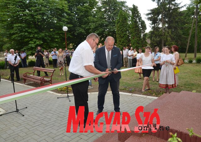 Pásztor István és Csorba Ottó felavatja a felújított emlékművet (kép: Lakatos János) Pásztor István és Csorba Ottó felavatja a felújított emlékművet (kép: Lakatos János)