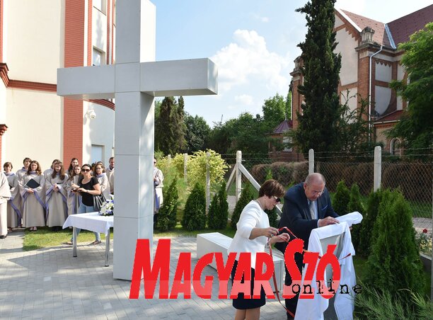 Pásztor István és Pirityiné Szabó Judit leplezte le a kereszt melletti emléktáblát (Ótos András felvétele) Pásztor István és Pirityiné Szabó Judit leplezte le a kereszt melletti emléktáblát (Ótos András felvétele)