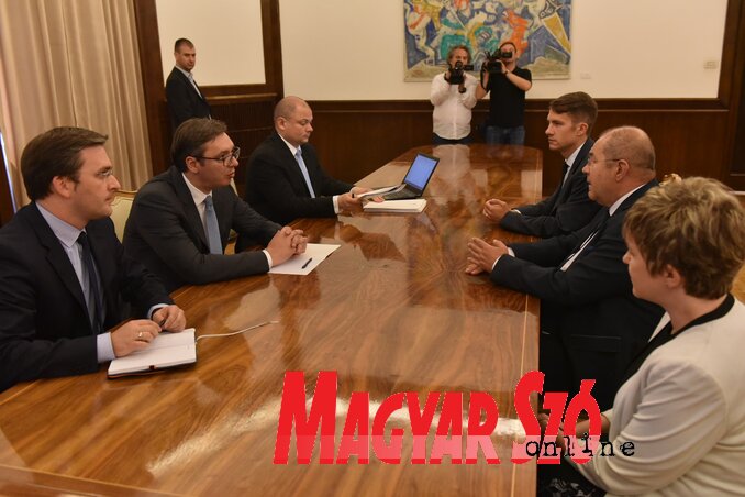 Aleksandar Vučić a VMSZ tisztségviselőivel (Ótos András fotója) Aleksandar Vučić a VMSZ tisztségviselőivel (Ótos András fotója)