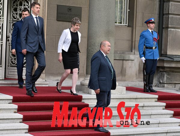Csaknem egy órán át tartott az államfővel folytatott megbeszélés – A VMSZ képviselői nyilatkozatadás előtt (Ótos András felvétele) Csaknem egy órán át tartott az államfővel folytatott megbeszélés – A VMSZ képviselői nyilatkozatadás előtt (Ótos András felvétele)
