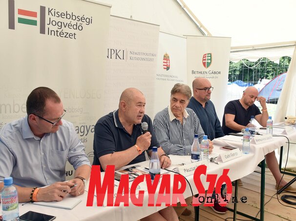 Korodi Attila, az RMDSZ frakcióvezetője, Pásztor István, a VMSZ elnöke, Csóti György moderátor, Brenzovics László, a KMKSZ elnöke és Menyhárt József, az MKP elnöke (Ótos András felvétele) Korodi Attila, az RMDSZ frakcióvezetője, Pásztor István, a VMSZ elnöke, Csóti György moderátor, Brenzovics László, a KMKSZ elnöke és Menyhárt József, az MKP elnöke (Ótos András felvétele)
