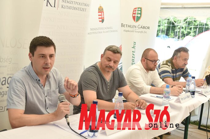 Deli Andor, Berényi József, az MKP elnökségi tagja, Porcsalmi Bálint és Kalmár Ferenc, a KKM miniszteri biztosa (Ótos András felvétele) Deli Andor, Berényi József, az MKP elnökségi tagja, Porcsalmi Bálint és Kalmár Ferenc, a KKM miniszteri biztosa (Ótos András felvétele)
