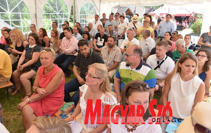 A közönség soraiban ismerős arcokat is fölfedezhetünk (Ótos András felvétele) A közönség soraiban ismerős arcokat is fölfedezhetünk (Ótos András felvétele)