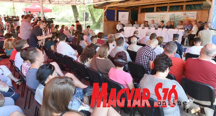 Nagy volt az érdeklődés a Lőrincz Csaba-sátorban a hagyományos péntek délelőtti panelbeszélgetés iránt (Ótos András felvétele) Nagy volt az érdeklődés a Lőrincz Csaba-sátorban a hagyományos péntek délelőtti panelbeszélgetés iránt (Ótos András felvétele)