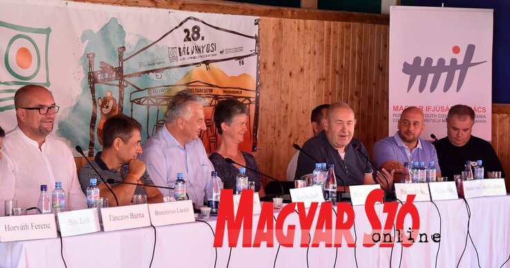 Brenzovics László, Potápi Árpád János, Semjén Zsolt, Répás Zsuzsanna moderátor, Pásztor István, Szilágyi Zsolt (takarásban), Menyhárt József és Jankovics Róbert (Ótos András felvétele) Brenzovics László, Potápi Árpád János, Semjén Zsolt, Répás Zsuzsanna moderátor, Pásztor István, Szilágyi Zsolt (takarásban), Menyhárt József és Jankovics Róbert (Ótos András felvétele)