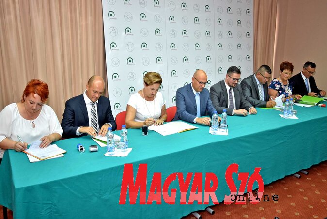 A hat sikeres pályázó aláírja a szerződést (Gergely Árpád felvétele) A hat sikeres pályázó aláírja a szerződést (Gergely Árpád felvétele)