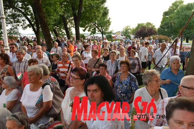 Ünneplők Palicson (Fotó: Ótos András) Ünneplők Palicson (Fotó: Ótos András)