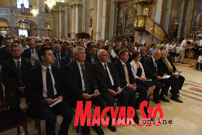 Ünnepi szentmise a Szent Teréz-székesegyházban (Fotó: Ótos András) Ünnepi szentmise a Szent Teréz-székesegyházban (Fotó: Ótos András)