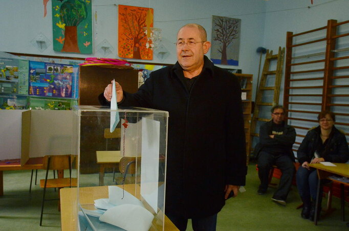 Pásztor István, a VMSZ elnöke Noszán adta le voksát (Fotók: Molnár Edvárd) Pásztor István, a VMSZ elnöke Noszán adta le voksát (Fotók: Molnár Edvárd)