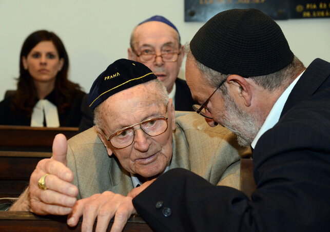 A 101 éves Spiegler Elemér, a legidősebb szombathelyi holokauszt-túlélő (j2) a holokauszt 70. évfordulóján tartott megemlékezésen a zsidó hitközség imaházában (Fotó:  MTI)