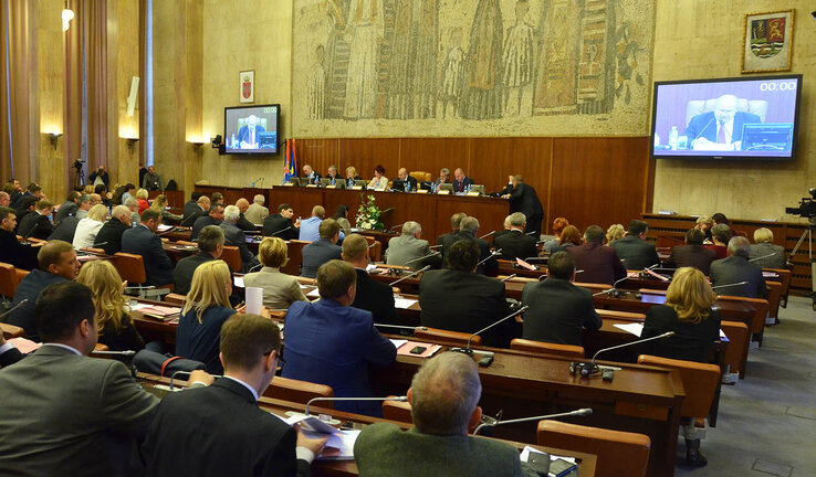 A parlament végül 64 támogató, 33 ellenző szavazattal elfogadta a deklarációt A parlament végül 64 támogató, 33 ellenző szavazattal elfogadta a deklarációt