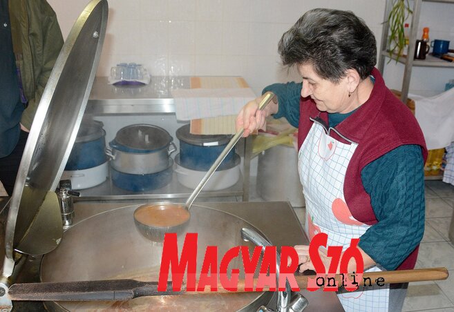 A szakácsnő, Matók Sárika ebédet oszt