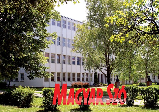 Az egykori tanítóképző, ma Pedagógiai Kar (Fotó: Fekete J. József) Az egykori tanítóképző, ma Pedagógiai Kar (Fotó: Fekete J. József)