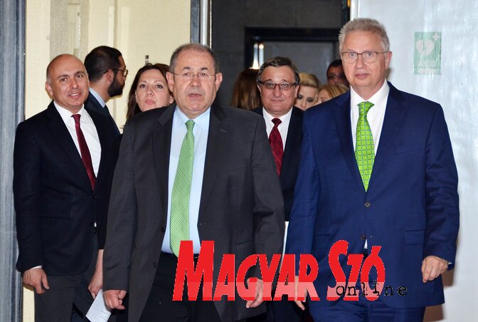 Trócsányi László Újvidéken Pásztor Istvánnal ellátogatott az Újvidéki Egyetem Jogi Karára és a befejezés előtt álló Európa Kollégiumba (Fotók: Ótos András) Trócsányi László Újvidéken Pásztor Istvánnal ellátogatott az Újvidéki Egyetem Jogi Karára és a befejezés előtt álló Európa Kollégiumba (Fotók: Ótos András)