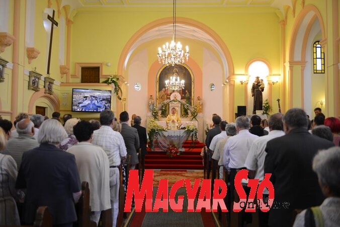 A rendezvényt megelőzően főtisztelendő Paskó Csaba főcelebrálásával ünnepi szentmisét tartottak A rendezvényt megelőzően főtisztelendő Paskó Csaba főcelebrálásával ünnepi szentmisét tartottak