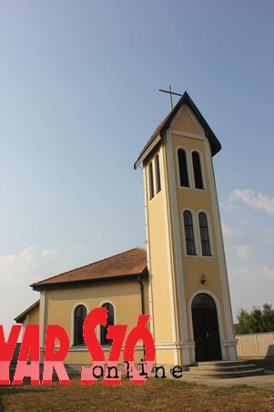 Az ezredforduló után épült új templomban (Fotó: Diósi Árpád)