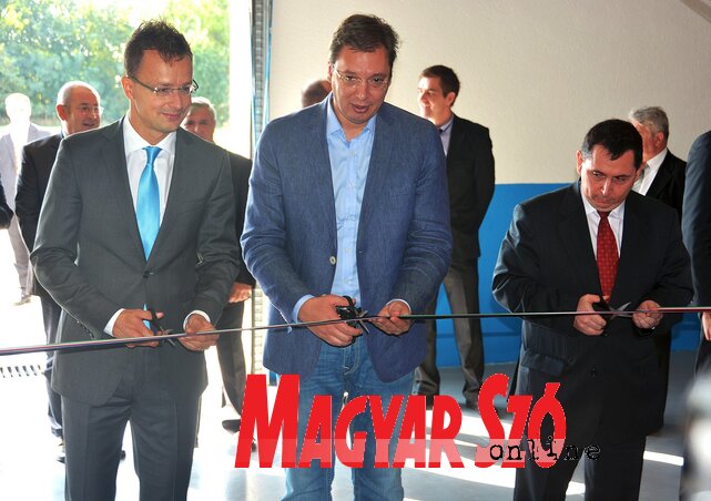 Szijjártó Péter, Aleksandar Vučić és Hladinec Péter ünnepélyesen átadta a Tisza Automotive kábelgyárat (Gergely Árpád felvétele) Szijjártó Péter, Aleksandar Vučić és Hladinec Péter ünnepélyesen átadta a Tisza Automotive kábelgyárat (Gergely Árpád felvétele)