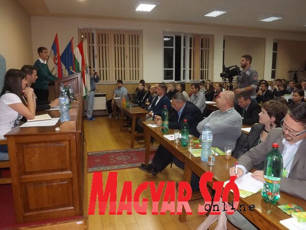 A VMSZ Ifjúsági Fórumának újonnan megválasztott elnöke, Fehér Szabolcs programbeszédét ismerteti (Kép: Szabó Anikó) A VMSZ Ifjúsági Fórumának újonnan megválasztott elnöke, Fehér Szabolcs programbeszédét ismerteti (Kép: Szabó Anikó)