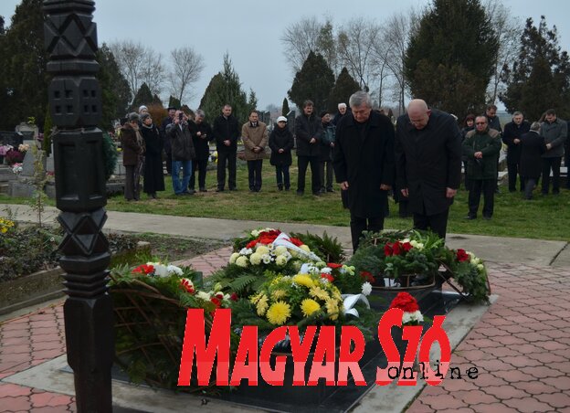 Dudás Károly és Pásztor István főhajtása Csubela Ferenc sírja előtt (Lakatos János felvétele) Dudás Károly és Pásztor István főhajtása Csubela Ferenc sírja előtt (Lakatos János felvétele)