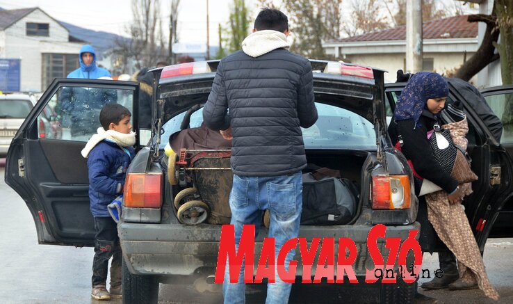 A taxisok naponta több fuvart tesznek meg a szerb–macedón határtól a menekültközpontig (Ótos András felvétele)