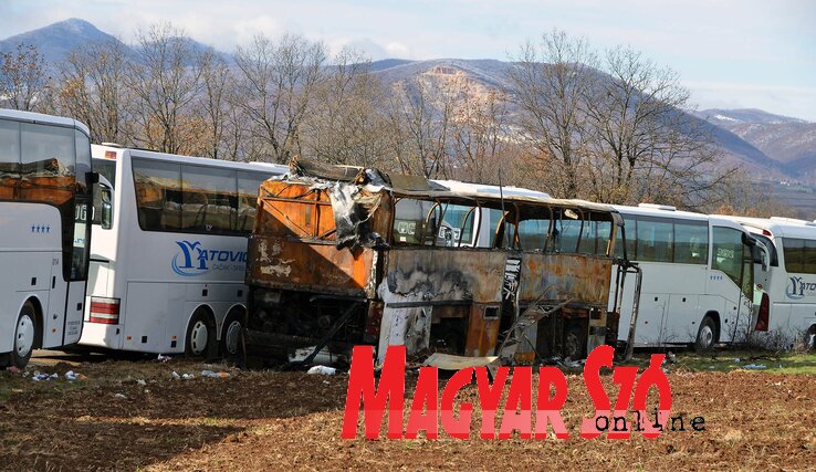 E kiégett autóbusz gazdájának nem hozott szerencsét a menekültáradat (Ótos András felvétele)