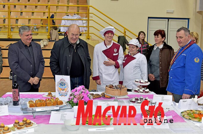 Pásztor István a vendéglátók kíséretében ellátogatott a Mikulás-napi kiállításra (Gergely Árpád felvétele) Pásztor István a vendéglátók kíséretében ellátogatott a Mikulás-napi kiállításra (Gergely Árpád felvétele)