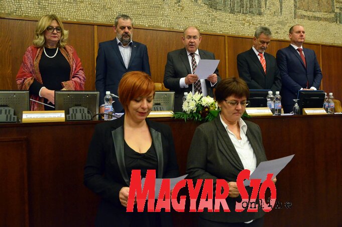 Az ombudsman új helyettesei leteszik a hivatali esküt a parlamentben (Ótos András felvétele) Az ombudsman új helyettesei leteszik a hivatali esküt a parlamentben (Ótos András felvétele)
