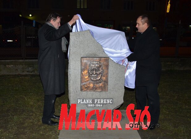 Dr. Menyhárt Attila és Csallóközi Zoltán leleplezik a domborművet (Lakatos János felvétele) Dr. Menyhárt Attila és Csallóközi Zoltán leleplezik a domborművet (Lakatos János felvétele)