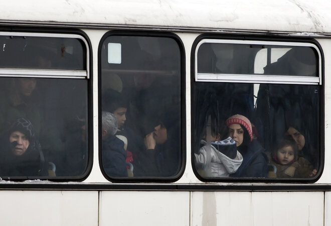 Migránsok a szlovéniai Dobovában (Fotó: Beta/AP)