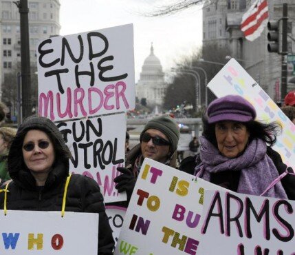 A fegyvertartás megszigorítását követelő tüntetők Washingtonban (Beta/AP)