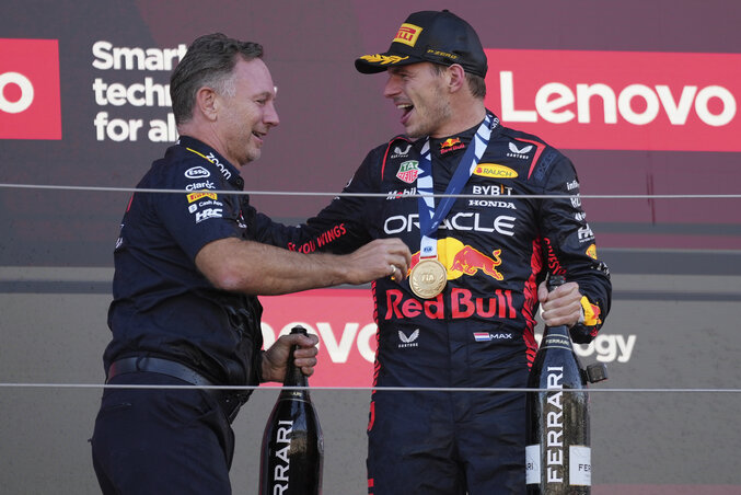 Verstappen Christian Hornerrel, a Red Bull csapatfőnökével ünnepel a szuzukai pódiumon (Fotó: Beta/AP)
