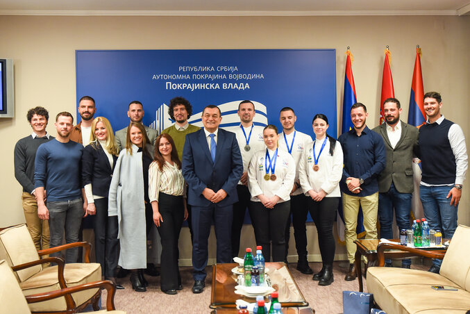 Zoran Milošević titkár fogadta a kitüntetett hallgatókat (Fotó: Tartományi kormány) Zoran Milošević titkár fogadta a kitüntetett hallgatókat (Fotó: Tartományi kormány)