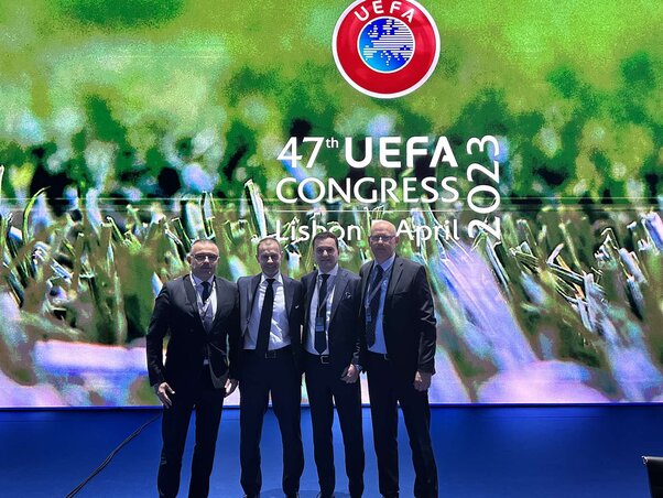 Szerbia küldöttsége Lisszabonban, balról a második Aleksander Čeferin, az UEFA elnöke, jobbról Zsemberi János